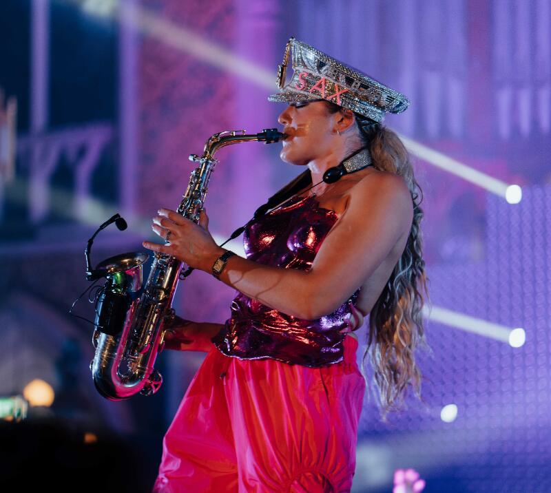Ellie Sax performing at Betfred Gents Day 2026 at Doncaster Racecourse